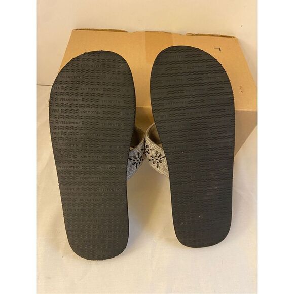 Yellow box size 9 flip flops gray straps - Picture 3 of 4